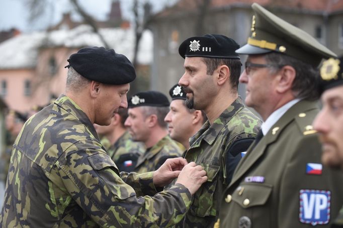 Útvary vojenské posádky Olomouc uctily 11. listopadu slavnostním nástupem Den válečných veteránů. Vlevo je velitel Velitelství vojenské policie Olomouc Miroslav Mureček.