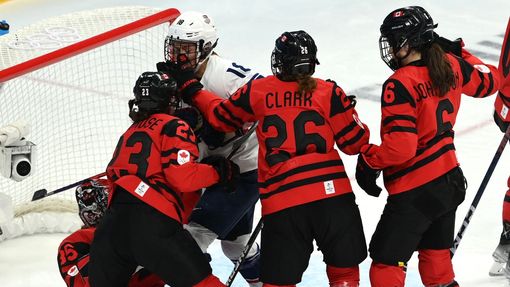 Američanka Jesse Compherová ve střetu s kanadskými hokejistkami ve finále ZOH 2022.