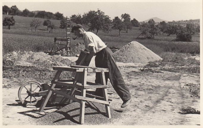 Historická těžba - prosívání 50. léta 20. století.