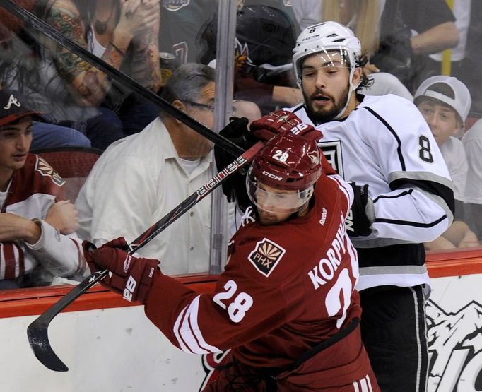 Střet Doughtyho s Korpikoskim v zápase Phoenix Coyotes - LA Kings