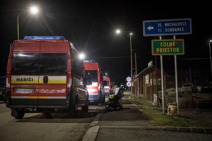 Hraniční přechod Vyšné Nemecké - Užhorod. Z Ukrajiny přicházení ženy s dětmi, na opačnou stranu míří muži.