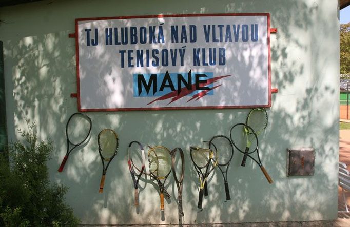 Hned vedle golfového klubu je klub tenisový. Taky fotbalové a baseballové hřiště, zimní stadion, volejbalové kurty a kousek dál koupaliště.