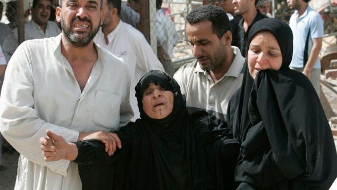 Příbuzní čekají před márnicí na těla obětí útoku v bagdádské čtvrti Hurríja
