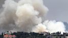 Smoke billows near houses in a mountain subdivision, west of Colorado Springs June 24, 2012. A fast-growing wildfire has forced thousands of residents from homes in Colorado Springs, Colorado, and nearby communities as firefighters struggled on Sunday to contain out-of-control and wind-stoked blazes in several western U.S. states. REUTERS/Rick Wilking (UNITED STATES - Tags: DISASTER ENVIRONMENT) Published: Čer. 24, 2012, 8:23 odp.