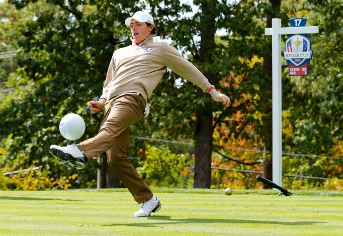 Severoirský golfista Rory McIlroy si kope se zvětšeninou golfového míčku před zahájením 39. Ryder Cupu v americkém Medinahu.