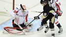 Michal Neuvirth a Pascal Dupuis v NHL 2013