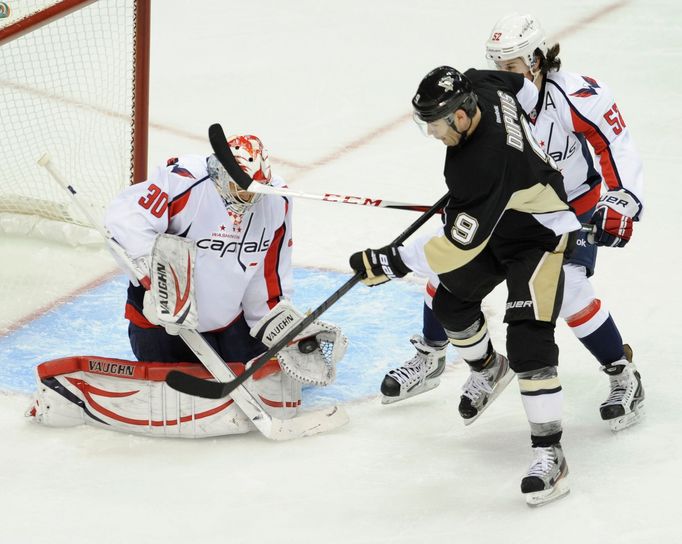 Michal Neuvirth a Pascal Dupuis v NHL 2013