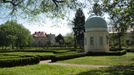 Raně barokní historická zahrada inspirovaná francouzským zahradním stylem s rozlehlým parterem, unikátním vodním dílem ve tvaru Neptunova trojzubce, které lemují tvarovaná stromořadí a uzavírají tři štěpnice. Na formální zahradu navazuje obora s budovou hájovny členěná alejemi na tři části. Celým areálem prochází barokní kompoziční osa dlouhá 1 200 m, lemovaná lipovou alejí a směrovaná do krajiny Hostýnských vrchů. Doprovodné akce 9. 6. 2012 bude v zámecké zahradě v Holešově probíhat Velký dětský den MKS (Městské kulturní středisko Holešov, je správcem zámecké zahrady) a firmy Enapo. Text byl převzat ze stránek www.vikendotevrenychzahrad.cz  Více informací o uvedené zahradě můžete naleznout ZDE .