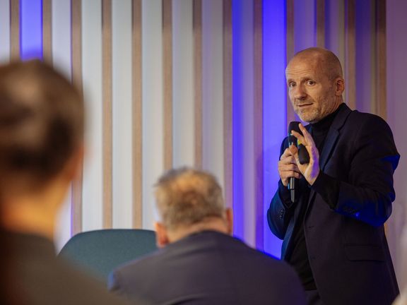 Jeden z řečníků konference analytik České spořitelny Michal Skořepa; 4. listopadu 2025.