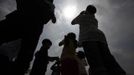 South Korean primary school students are silhouetted as they watch Venus passing between the Sun and the Earth at the Gwacheon National Science Museum in Gwacheon, south of Seoul, June 6, 2012. One of the rarest astronomical events occurs on Wednesday when Venus passes directly between the sun and Earth, a transit that won't occur again until 2117. REUTERS/Kim Hong-Ji (SOUTH KOREA - Tags: SOCIETY ENVIRONMENT SCIENCE TECHNOLOGY EDUCATION) Published: Čer. 6, 2012, 5:58 dop.