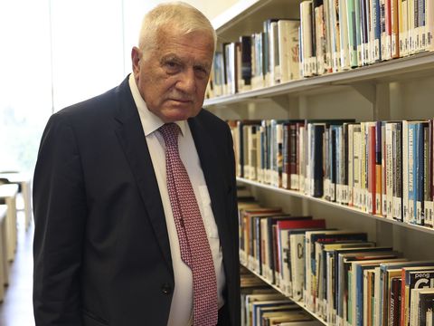 Tohle si Klaus za rámeček nedá. Ekonom ho "setřel" v sále před globální hvězdou