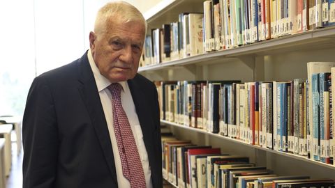 Tohle si Klaus za rámeček nedá. Ekonom ho "setřel" v sále před globální hvězdou