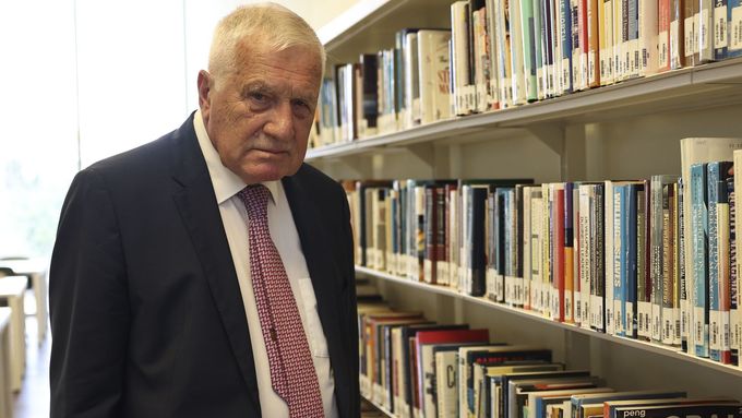 Politické bizáry - Miroslav Singer ostře zareagoval na tvrzení Václava Klause