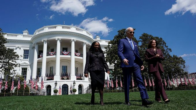 Prezident Joe Biden u Bílého domu. Zleva soudkyně Ketanji Brownová Jacksonová a vpravo viceprezidentka Kamala Harrisová.