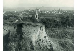 Panoramatický pohled na město Přerov v roce 1934. V popředí skalnatý výběžek, za ním městská zástavba s věžemi kostelů. Foto: Jindřich Poštulka