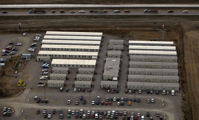 A so-called man camp for oil field workers is seen outside Williston, North Dakota, October 19, 2012. Thousands of people have flooded into North Dakota to work in state's oil drilling boom. Picture taken October 19, 2012. REUTERS/Jim Urquhart (UNITED STATES - Tags: ENERGY BUSINESS EMPLOYMENT REAL ESTATE) Published: Říj. 22, 2012, 1:42 odp.