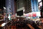 Je to jako tsunami. Ekonomiku Hongkongu dusí protesty, do země cestuje méně turistů