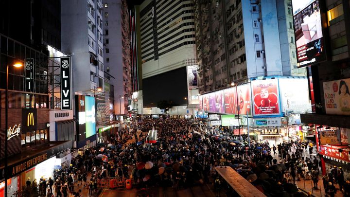 Je to jako tsunami. Ekonomiku Hongkongu dusí protesty, do země cestuje méně turistů