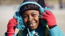 Jataun Flash, 7, of Orlando, Florida, sporting an Obama hat a day after attending the inauguration, adjusts her ear muffs against the cold while visiting the Lincoln Memorial, in Washington January 22, 2013. REUTERS/Kevin Lamarque (UNITED STATES - Tags: ENVIRONMENT SOCIETY) Published: Led. 22, 2013, 10:45 odp.