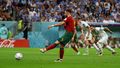 Bruno Fernandes dává gól z penalty v zápase MS 2022 Portugalsko - Uruguay