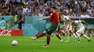 Bruno Fernandes dává gól z penalty v zápase MS 2022 Portugalsko - Uruguay