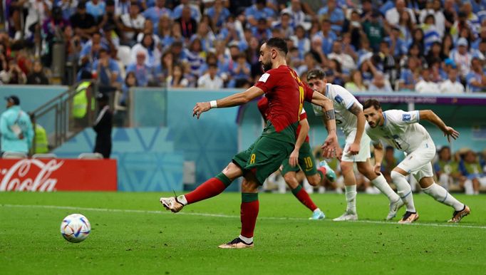 Bruno Fernandes dává gól z penalty v zápase MS 2022 Portugalsko - Uruguay