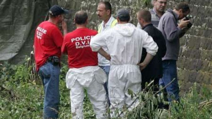 Policie ohledává místo, kde byly nalezeny ostatky jedné z dívek.