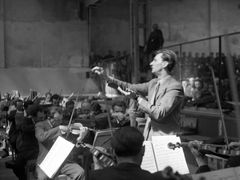 Rafael Kubelík diriguje Českou filharmonii v dubnu 1947 na koncertu ve smíchovské továrně Tatra.
