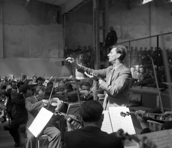 Rafael Kubelík diriguje Českou filharmonii v dubnu 1947 na koncertu ve smíchovské továrně Tatra.