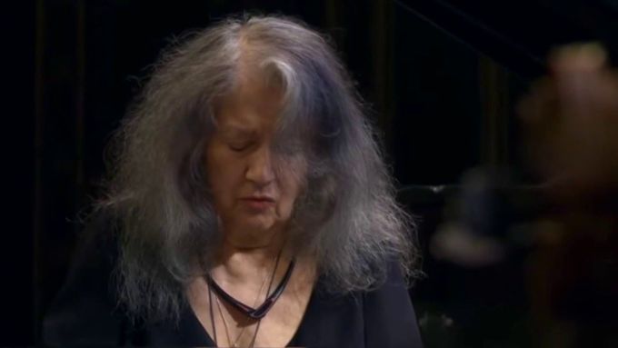 Martha Argerich hraje Gavoty z Bachovy Anglické suity. Záznam z Budapešti, 2019.