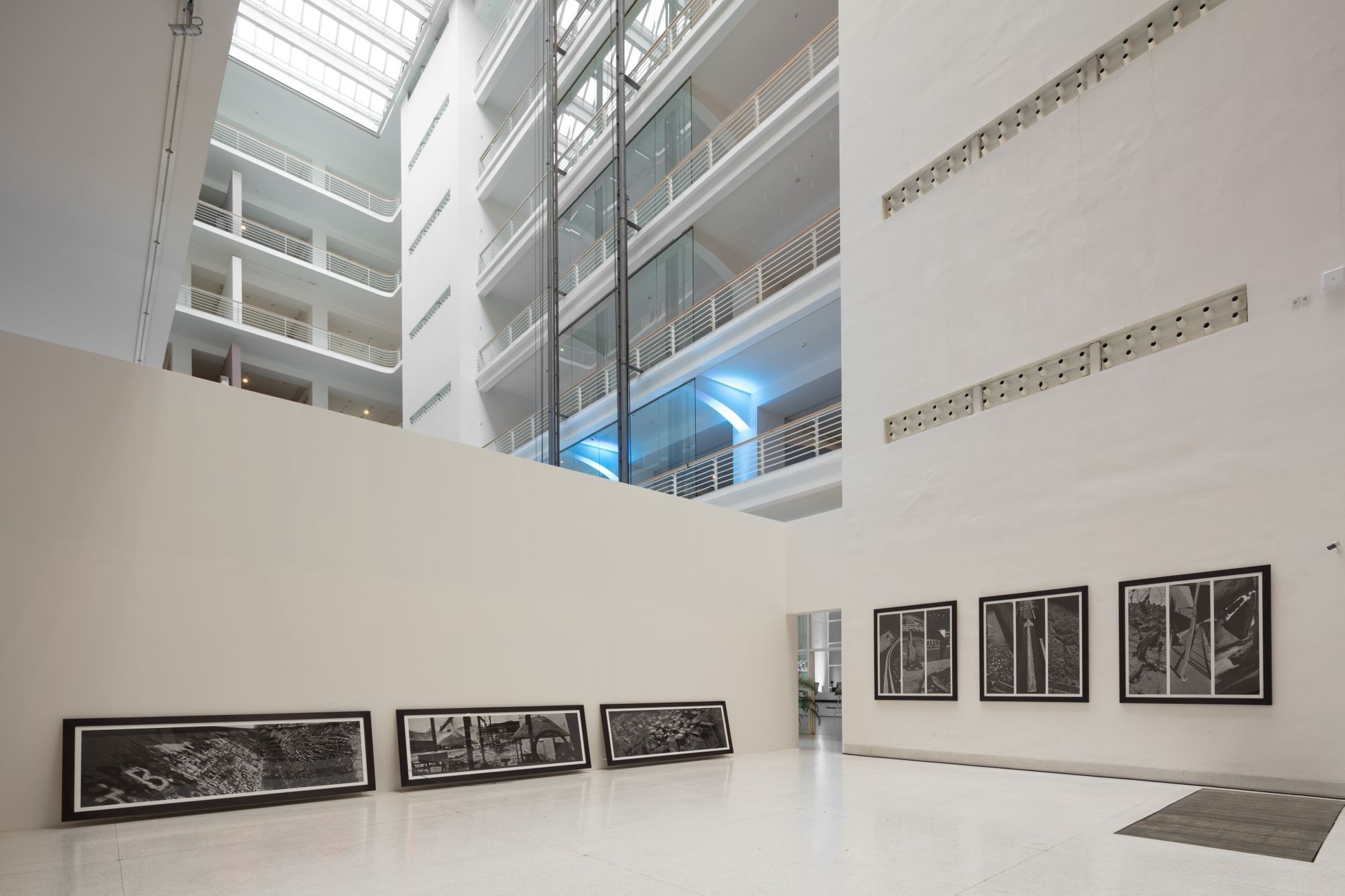Instalace výstavy Josefa Koudelky