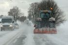 Sníh komplikuje dopravu hlavně na horách, meteorologové varují před sněhovými jazyky
