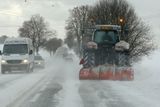 Sněhová kalamita na silnici mez Havlíčkovým Brodem a Jihlavou