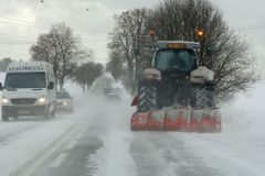 Sníh komplikuje dopravu hlavně na horách, meteorologové varují před sněhovými jazyky