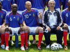 Makelele, Zidane a trenér Domenech pózují při focení týmu.