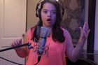 Kvůli Downovu syndromu nikdy neměla zpívat. Teď dojímá svět