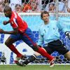 Kostaričan Paulo Wanchope (vlevo) překonal německého gólmana Jense Lehmanna.