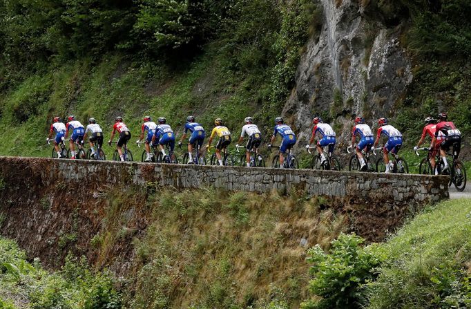 Peloton při 14. etapě Tour de France 2019 z Tarbes na Tourmalet