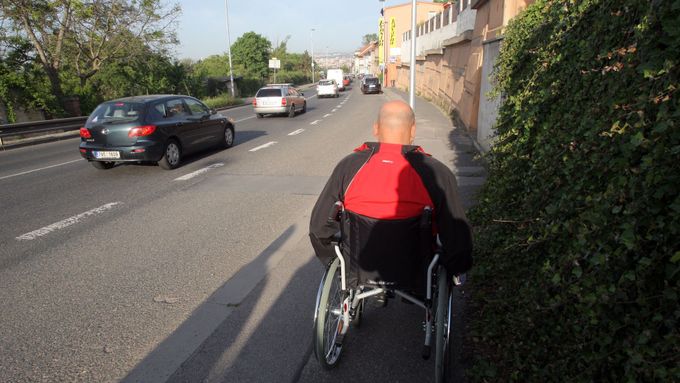 Muž jel s vozíkem po kraji silnice, ilustrační foto.