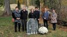 Jana Nováková, Štefan Oravec, Silvia Skusilová, Břetislav Chytil, Adam Hradilek a Silvia Rísiková u náhrobku obětí masakru, na který se složili místní občané.