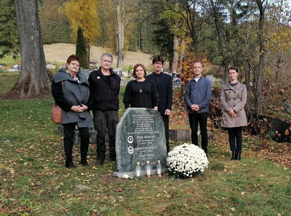 Jana Nováková, Štefan Oravec, Silvia Skusilová, Břetislav Chytil, Adam Hradilek a Silvia Rísiková u náhrobku obětí masakru, na který se složili místní občané.