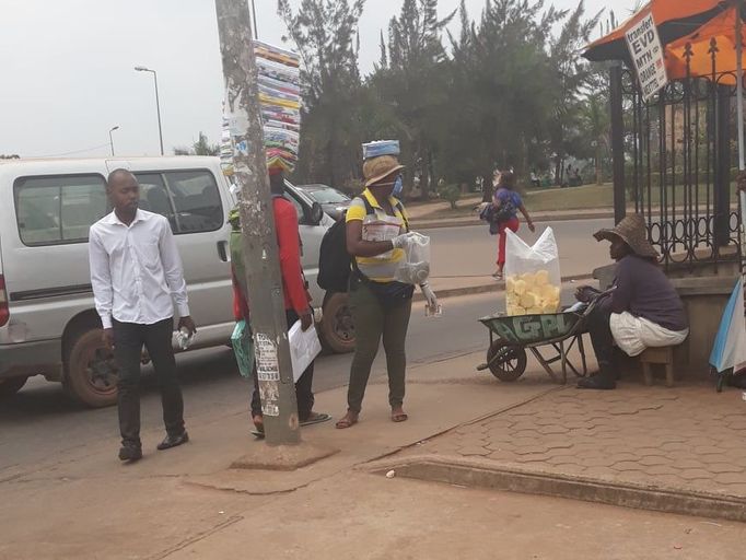 Na ulici ve městě Yaoundé není o moc menší provoz než obvykle.