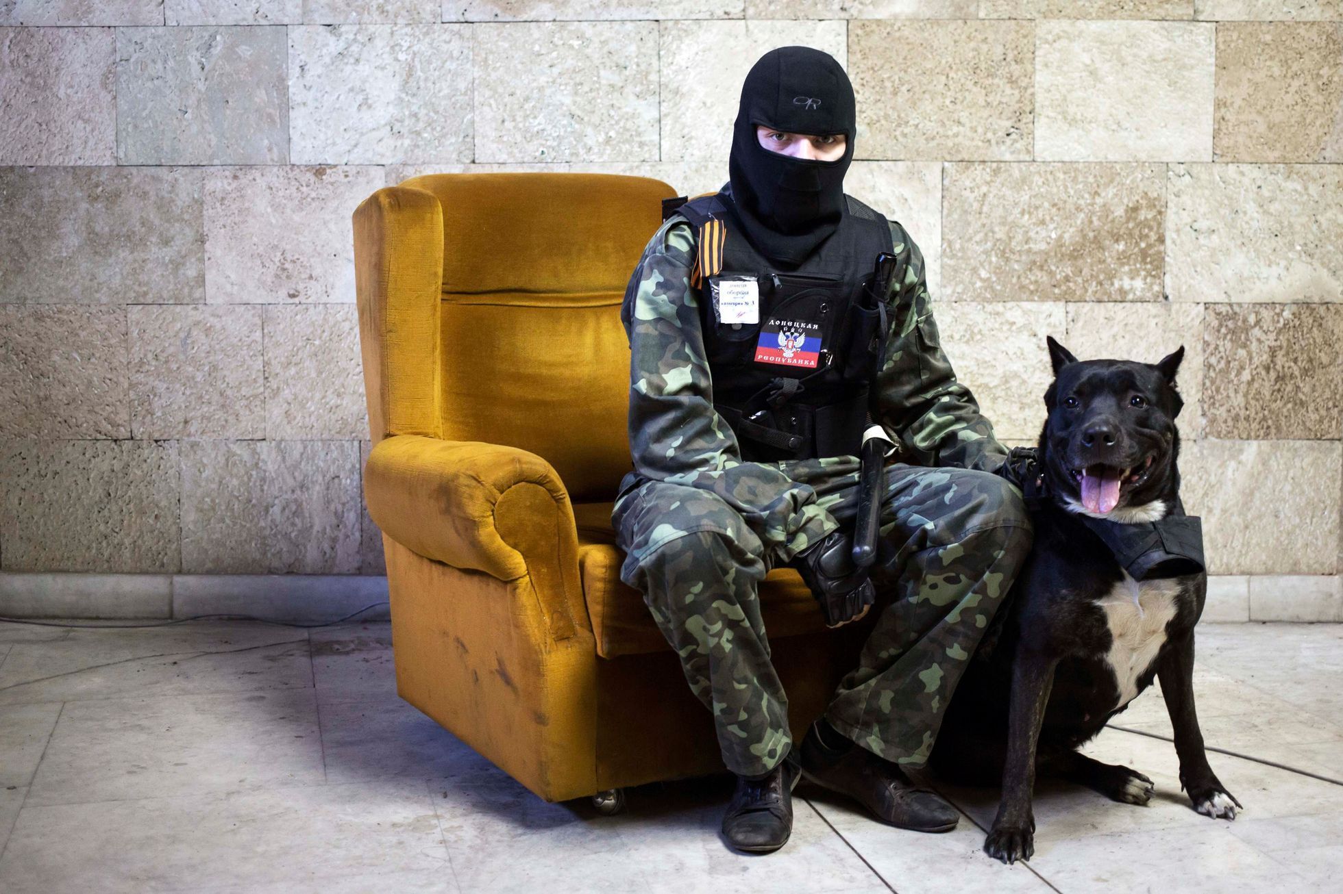 Proruský povstalec uvnitř obsazeného sídla gubernátora v Doněcku.