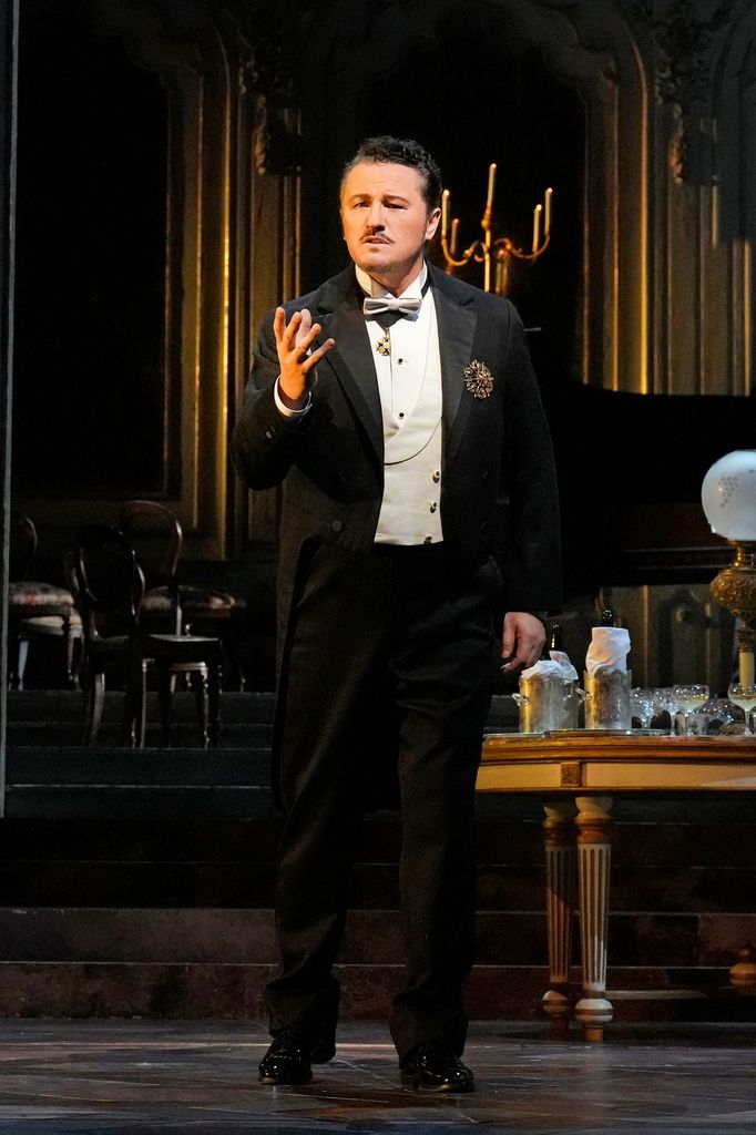 Piotr Beczała v roli Ipanova.