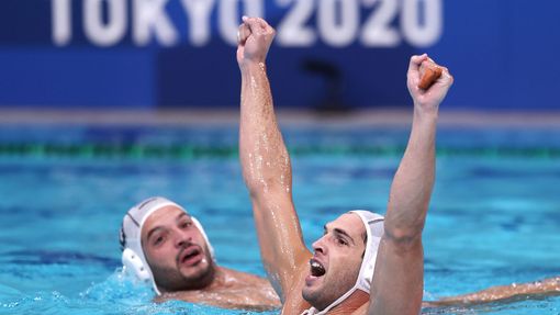 První finalisty v turnaji mužů ve vodním pólu se stali reprezentanti Řecka.