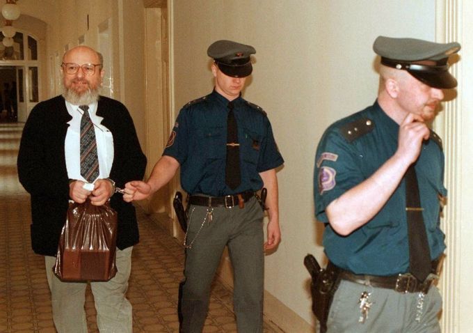 Ivan Roubal byl 26. 3. 1999 eskortován justiční stráží do soudní síně Městského soudu v Praze při projednávání obžaloby z vražd.