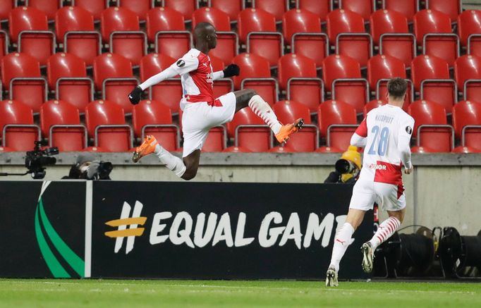 Abdallah Dipo Sima slaví v zápase Evropské ligy Slavia - Beer Ševa