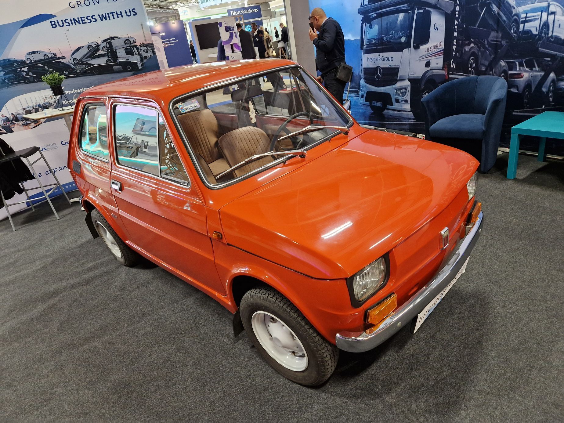 historická a filmová auta autosalon Paříž