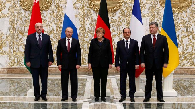 Zleva: Běloruský prezident Alexandr Lukašenko, ruský prezident Vladimir Putin, německá kancléřka Angela Merkelová, francouzský prezident Francois Hollande a ukrajinský prezident Petro Porošenko.
