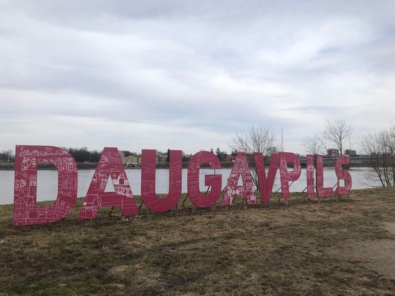Daugavpils leží na jihozápadě Lotyšska. Mnoho Rusů sem přišlo za prací v průmyslu v časech Sovětského svazu.